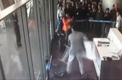 VIDEO. Scandalul facut de un oficial chinez intr-un aeroport, dupa ce a ratat imbarcarea VIDEO. Scandalul facut de un oficial chinez intr-un aeroport, dupa ce a ratat imbarcarea