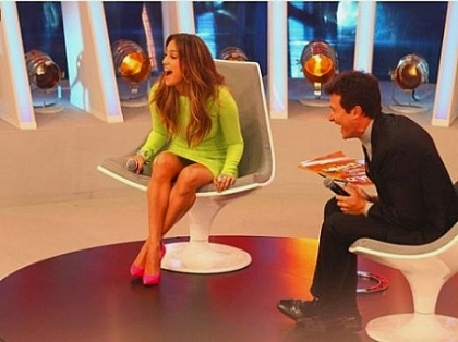Jennifer Lopez gafeaza. A aratat tot ce avea sub rochie in direct la TV - FOTO Jennifer Lopez gafeaza. A aratat tot ce avea sub rochie in direct la TV - FOTO