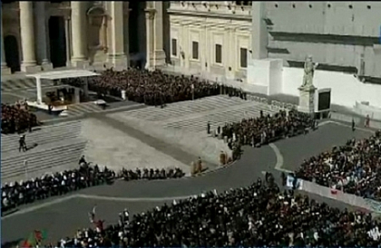 Papa Benedict isi ia adio de la credinciosi. 50.000 de oameni, in Piata Sfantul Petru de la Vatican Papa Benedict isi ia adio de la credinciosi. 50.000 de oameni, in Piata Sfantul Petru de la Vatican
