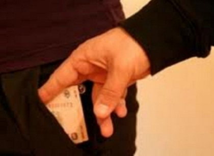 A incercat sa mituiasca cu 1 000 de dolari un politist, iar acum risca un dosar penal A incercat sa mituiasca cu 1 000 de dolari un politist, iar acum risca un dosar penal