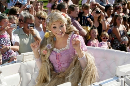 A fost descoperita adevarata Rapunzel. Uite ce par lung are ea, dar si fiicele sale - FOTO
A fost descoperita adevarata Rapunzel. Uite ce par lung are ea, dar si fiicele sale - FOTO