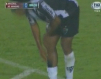 Lovitura care putea fi fatala! Faultul criminal asupra caruia a fost supus Ronaldinho