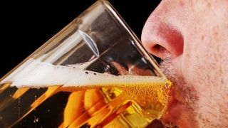 De ce barbatii nu se pot limita la o singura bere niciodata. Ce se ascunde in spatele acestui comportament