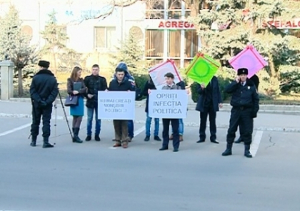 Protest cu prezervative la Parlament. Un grup de tineri au impartit contraceptive deputatilor Protest cu prezervative la Parlament. Un grup de tineri au impartit contraceptive deputatilor