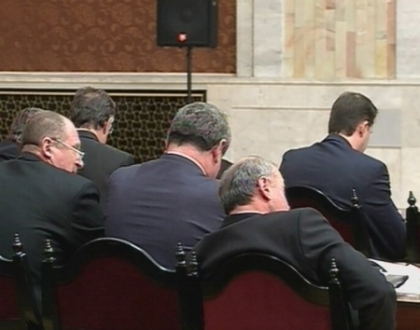 Minorii nu vor mai putea intra in cluburi decat cu parintii! "Ce vor face cei casatoriti?". Vezi raspunsul deputatilor Minorii nu vor mai putea intra in cluburi decat cu parintii! "Ce vor face cei casatoriti?". Vezi raspunsul deputatilor