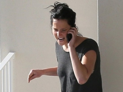 Fotografii compromitatoare: a castigat Oscarul si acum isi face de cap in vacanta: Jennifer Lawrence fumeaza marijuana? - FOTO