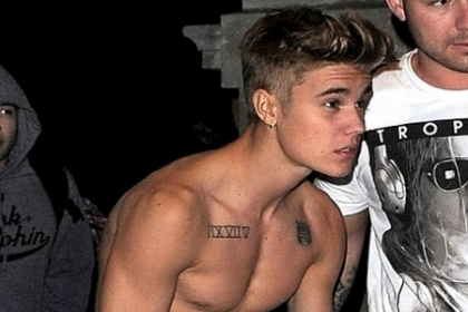 Justin Bieber, la bustul gol si cu chilotii pe afara in plina strada - FOTO Justin Bieber, la bustul gol si cu chilotii pe afara in plina strada - FOTO