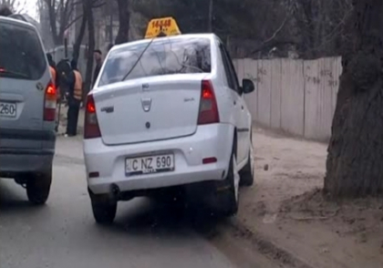 Merg pe unde apuca! Cum circula soferii din Chisinau atunci cand se repara drumurile. VIDEO Merg pe unde apuca! Cum circula soferii din Chisinau atunci cand se repara drumurile. VIDEO
