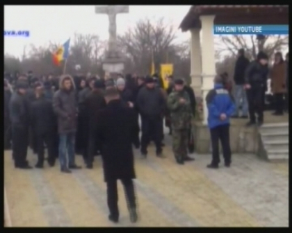 VIDEO. Incident la Corjova. Militienii transnistreni au incercat sa smulga drapelul combatantilor VIDEO. Incident la Corjova. Militienii transnistreni au incercat sa smulga drapelul combatantilor