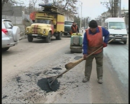Drumarii au iesit din nou sa astupe gropile! Cei mai multi soferi, nemultumiti! Vezi cum se circula Drumarii au iesit din nou sa astupe gropile! Cei mai multi soferi, nemultumiti! Vezi cum se circula