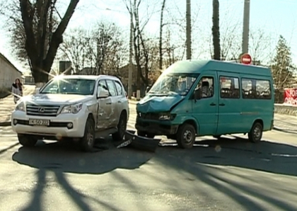 Accident pe strada Bucuresti! Un microbuz de ruta a lovit in plin un Lexus! VIDEO Accident pe strada Bucuresti! Un microbuz de ruta a lovit in plin un Lexus! VIDEO