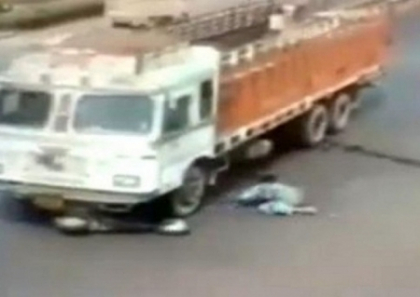 Un camion a trecut in viteza peste ea: ce s-a intamplat cu femeia din imagine