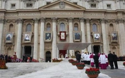 Peste 200 de cardinali sunt asteptati astazi al Vatican. Incep discutiile pentru alegerea Papei