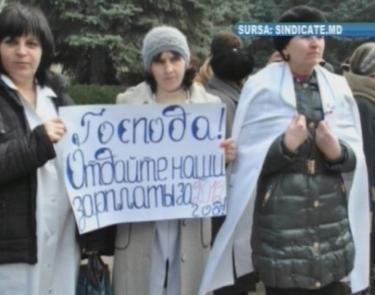 Au iesit in strada sa-si ceara salariile! Zeci de medici au protestat la Vulcanesti Au iesit in strada sa-si ceara salariile! Zeci de medici au protestat la Vulcanesti