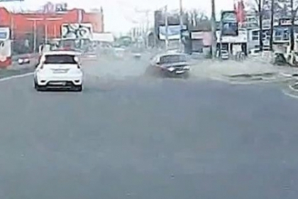 VIDEO. Un angajat al Politiei de Frontiera, urcat beat la volan, loveste in plin un automobil pe viaduct VIDEO. Un angajat al Politiei de Frontiera, urcat beat la volan, loveste in plin un automobil pe viaduct
