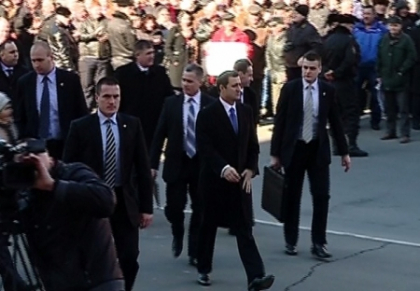 VIDEO. Vlad Filat, aplaudat de sute oameni la Palatul Republicii. Cum a fost intampinat premierul