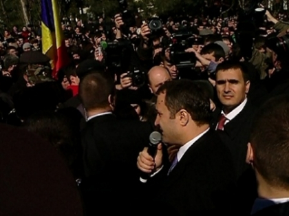 Dupa ce a fost demis, Vlad Filat a facut o baie de multime. Vezi ce mesaj a avut. VIDEO Dupa ce a fost demis, Vlad Filat a facut o baie de multime. Vezi ce mesaj a avut. VIDEO