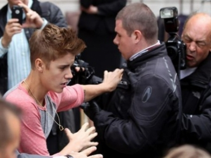 Justin Bieber a fost huiduit de mii de oameni. Ce gest i-a enervat pe fanii interpretului Justin Bieber a fost huiduit de mii de oameni. Ce gest i-a enervat pe fanii interpretului