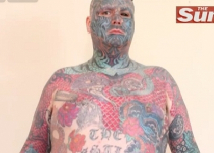 Cel mai tatuat barbat din Marea Britanie si-a pictat si globul ocular: nimeni nu-l mai recunoaste