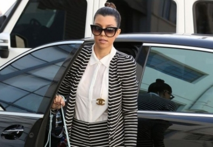 Kim Kardashian ar trebui sa fie geloasa. Uite cum a fost surprinsa sora sa la plaja - FOTO
