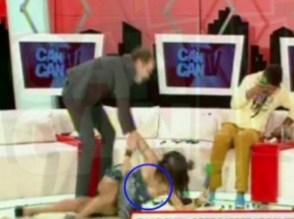 A cazut cu capul de podea in DIRECT. Uite despre ce vedeta este vorba - VIDEO A cazut cu capul de podea in DIRECT. Uite despre ce vedeta este vorba - VIDEO