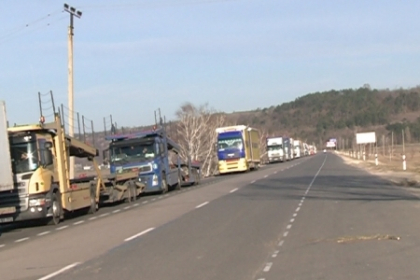 Cozi kilometrice la vama Leuseni-Albita. Soferii de tiruri stau zeci de ore in rand Cozi kilometrice la vama Leuseni-Albita. Soferii de tiruri stau zeci de ore in rand
