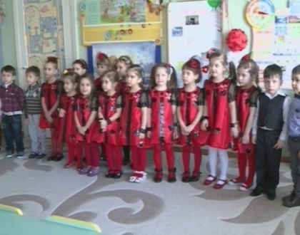 Unii cu parfumuri, altii cu urari deosebite. Baieteii de la o gradinita si-au felicitat alesele si mamele Unii cu parfumuri, altii cu urari deosebite. Baieteii de la o gradinita si-au felicitat alesele si mamele