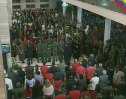 Venezuela isi deplange conducatorul. Mii de oameni au condus cortegiul lui Hugo Chavez la Academia Militara