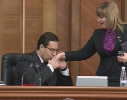 Flori pentru doamne alese! In ajun de 8 Martie, alesii poporului si-au felicitat colegele Flori pentru doamne alese! In ajun de 8 Martie, alesii poporului si-au felicitat colegele
