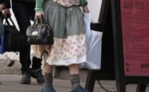 Trecatorii au crezut ca este o cersetoare. Actrita cu cele mai mari castiguri in 2013, se imbraca asa! FOTO