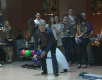 Mihai Ghimpu din nou inconjurat de fete. Vezi cum s-a distrat liberalul la bowling