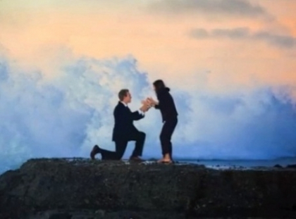 Cererea in casatorie pe care a stricat-o un val. Ce s-a intamplat cu inelul de logodna. VIDEO