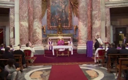 Cardinalii cu sanse de a deveni noul Papa au tinut slujbe separat, in diferite biserici din Roma