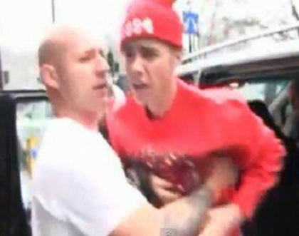 E nervos cand sunt garzile de corp alaturi! Justin Bieber a vrut sa bata un paparazzo - VIDEO
E nervos cand sunt garzile de corp alaturi! Justin Bieber a vrut sa bata un paparazzo - VIDEO