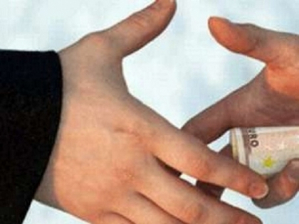 Un angajat al Politiei Rutiere, prins in flagrant in timp ce primea spaga de la un sofer