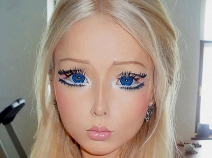 Asa cum nu ai mai vazut-o: femeia Barbie nemachiata. Mai seamana cu celebra papusa? Asa cum nu ai mai vazut-o: femeia Barbie nemachiata. Mai seamana cu celebra papusa?