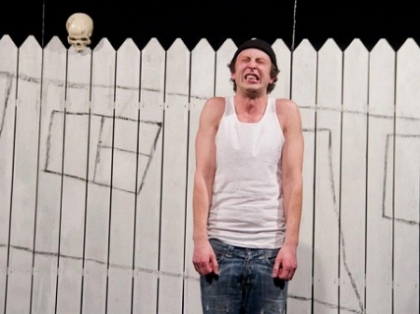 Asa ceva nu ai mai vazut. Cum incearca actorii autohtoni sa-i atraga pe oameni la teatru - VIDEO Asa ceva nu ai mai vazut. Cum incearca actorii autohtoni sa-i atraga pe oameni la teatru - VIDEO