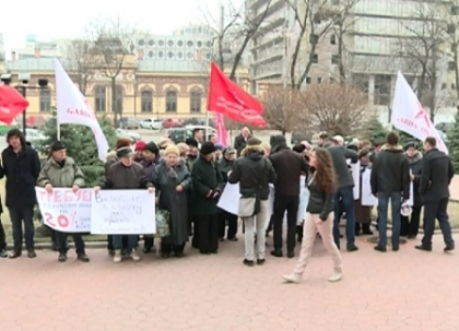 Protest matinal in fata Ministerului Agriculturii. Socialistii cer majorarea pensiilor cu 20% Protest matinal in fata Ministerului Agriculturii. Socialistii cer majorarea pensiilor cu 20%