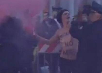 Doua activiste Femen au protestat in sanii goi la Vatican, in prima zi a Conclavului

