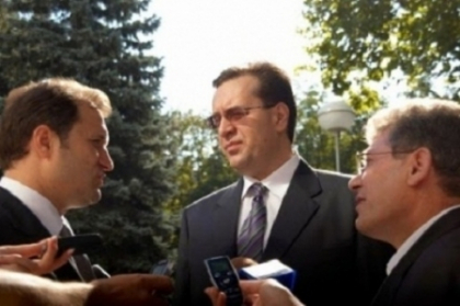 Unda verde pentru negocieri. PL, PLDM si PD s-au intalnit pentru a discuta semnarea unui nou acord