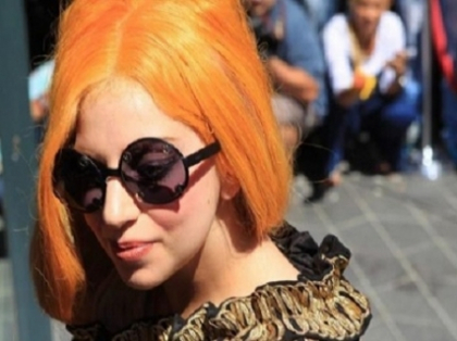Merge intr-un scaun cu rotile de 24 de carate. Uite cum arata "caleasca" lui Lady Gaga - FOTO