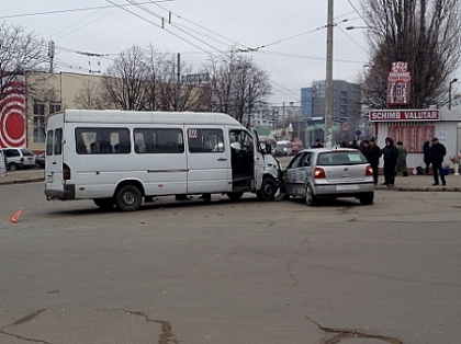 Accident rutier in capitala, cu implicarea unui microbuz de ruta Accident rutier in capitala, cu implicarea unui microbuz de ruta