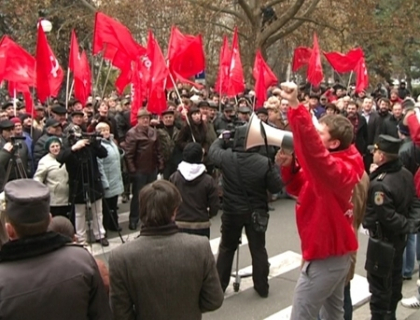 Comunistii au iesit la protest: Incepe vanatoarea de oligarhi, contrabandisti si hoti