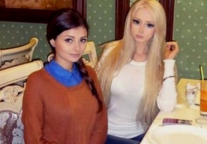 Cine este persoana din familia "femeii Barbie" care refuza sa arate ca sora sa. FOTO Cine este persoana din familia "femeii Barbie" care refuza sa arate ca sora sa. FOTO