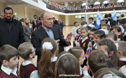 Steven Seagal a sarit sa-l apere pe presedintele Putin, "atacat" de copii. De fapt, era o gluma