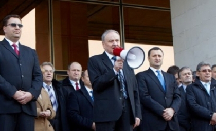 "Parca este, parca nu-i...". Nicolae Timofti, un an de cand se afla la carma Republicii Moldova