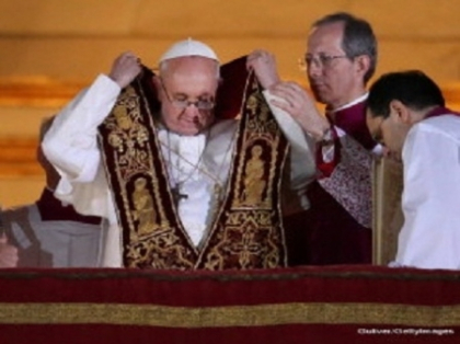 Gesturile Papei Francisc din prima zi de pontificat denota modestie si cumpatare