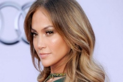Cu sprancenele groase si parul neingrijit. Pozele cu J.Lo de la inceputul carierei care si-ar dori sa dispara Cu sprancenele groase si parul neingrijit. Pozele cu J.Lo de la inceputul carierei care si-ar dori sa dispara