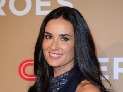 O femeie bolnava de cancer in stadiu terminal, face operatii estetice pentru a semana cu Demi Moore
O femeie bolnava de cancer in stadiu terminal, face operatii estetice pentru a semana cu Demi Moore
