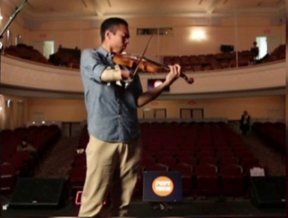 Tanarul care a reusit sa invinga destinul.A ajuns violonist profesionist,desi s-a nascut fara o mana